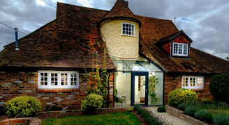 contemporary glass extension on a listed cottage in Oxfordshire