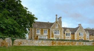 Grade II Listed home refurbishment with slim aluminium glazing and structural glass