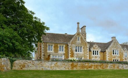 Grade II Listed home refurbishment with slim aluminium glazing and structural glass