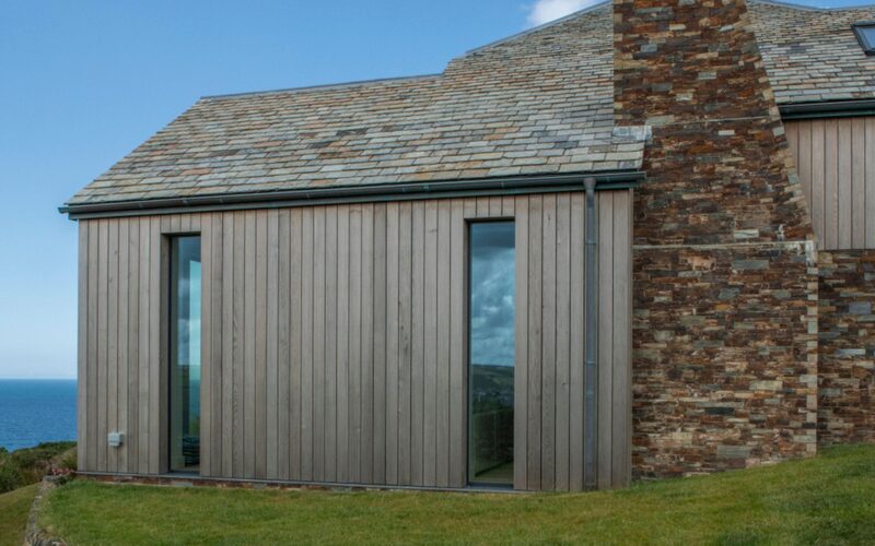 The natural local materials such as timber, Cornish slate and stone in juxtaposition with the glazing stitches a modern and elegant cliffside home.