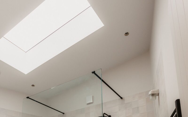 Frameless rooflight shower