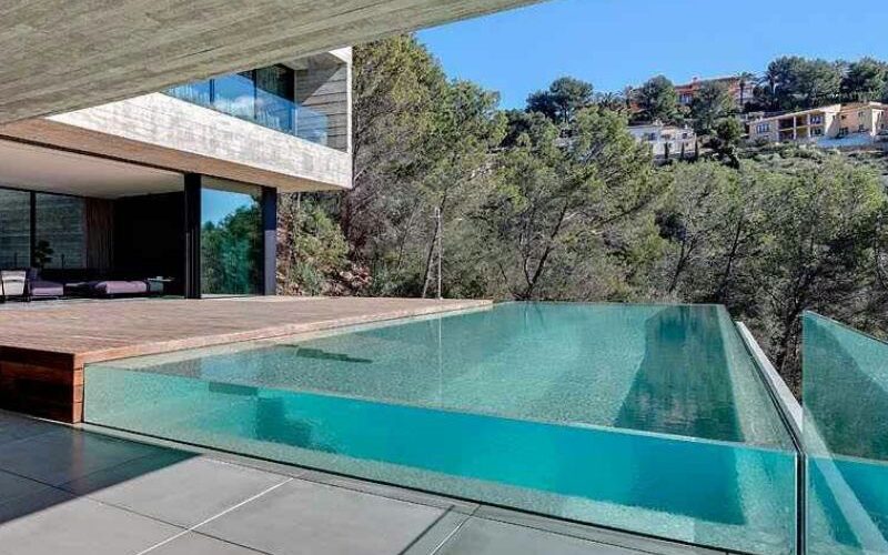 frameless glass walled swimming pool